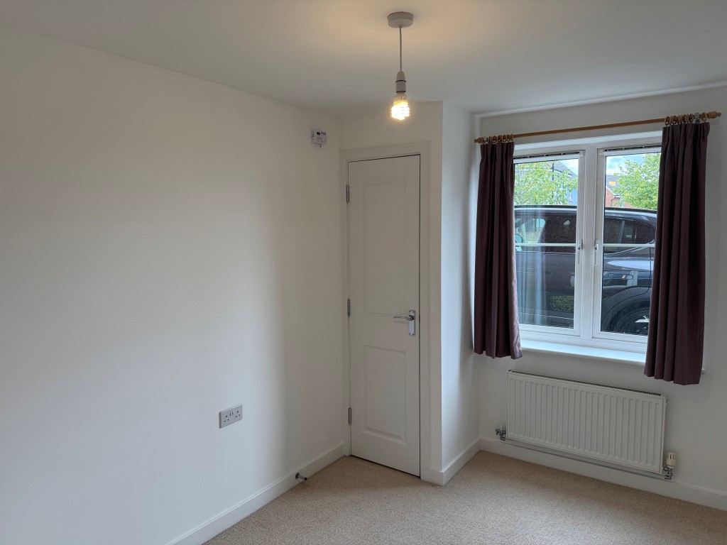 Lot: 157 - GROUND FLOOR FLAT FOR INVESTMENT WITH ALLOCATED PARKING - Bedroom with airing cupboard